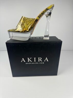 AKIRA Alexus Snake Platform Mule Heels Clear Acrylic Heel Size 6 NIB